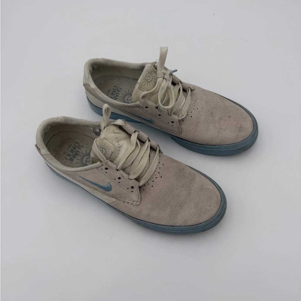 Nike skateboarding shoe cream and blue
